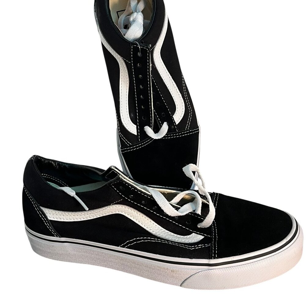 NEW IN BOX SKATER LOW TOP BLACK AND WHITE VANS MENS SIZE 8